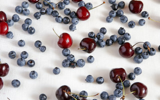 Cherries blueberries white surface cloth - a white surface free wallpaper