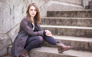 Woman sitting steps portrait anna - anna findlay free wallpaper