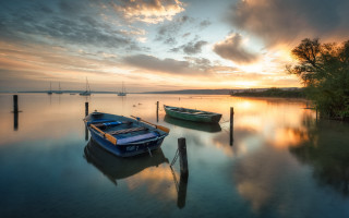 Boats dock sunset mountains water - the water near a dock free wallpaper