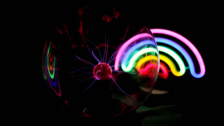 Spinning plasma hologram apple cherry - side in the dark free wallpaper