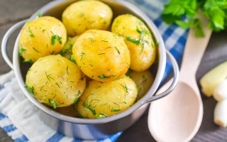Potatoes herbs spoon table towel - bela čikoš sesija free wallpaper