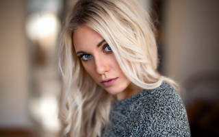 Blonde blue eyes serious portrait - her face and shoulder free wallpaper