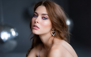 Romanticism brownhaired woman jewelry mirror - a picture in a mirror free wallpaper