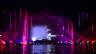 Colorful lights water jets night - a building in the background free wallpaper