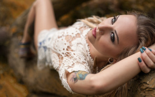 Tattooed woman rock crossed arms - a rock free wallpaper