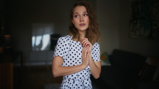 Praying woman brown hair polka - f1.4 free wallpaper