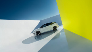 White car yellow wall blue - a yellow wall behind free wallpaper