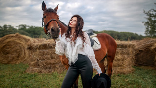 Woman horse field hay hat - preraphaelitism free wallpaper