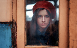 Woman red hat train window - a blue wall free wallpaper
