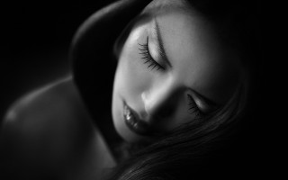 Woman head resting shoulder black - her eye free wallpaper for desktop