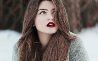 Woman longhair redlipstick lookingup snow - a red lipstick free wallpaper
