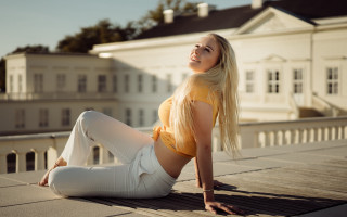 Woman yellow top roof sitting - a roof free wallpaper