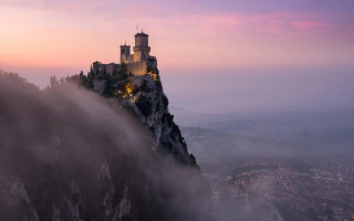 Castle mountain foggy sunset cityscape - a foggy sky in the background free wallpaper