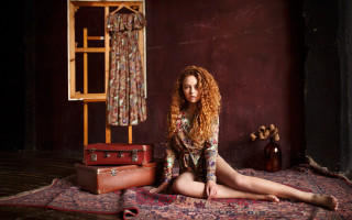 Woman sitting rug luggage mirror - pre free wallpaper