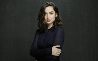 Woman crossed arms green backdrop - profile picture free wallpaper