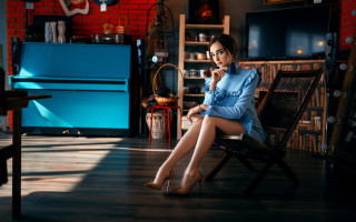 Woman sitting piano tv redbrick - a chair in a room free wallpaper