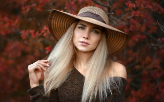 Blonde woman hat autumn leaves - portrait photography free wallpaper