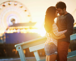 Man woman ferris wheel sunset - romantic free wallpaper