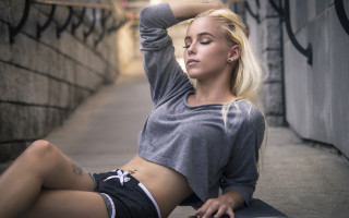 Woman tattoo sitting blonde portrait - a ledge free wallpaper