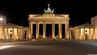 Large building columns statue nighttime - the top of the building free wallpaper