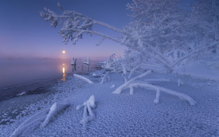 Snowy beach lighthouse foggy sky - foggy free wallpaper