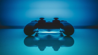 Controller reflection blue background unreal - anton fadeev free wallpaper