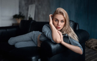 Woman blonde blue eyes couch - a black couch free wallpaper