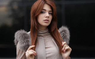Redhead woman fur collar fashion - free forest wallpaper