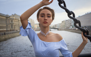 Woman blue dress chain serious - jewelry free wallpaper