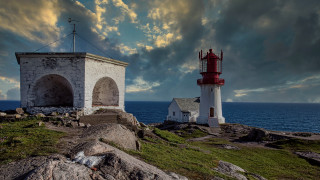 Lighthouse rockycliff ocean cloudy sunset - a lighthouse free wallpaper