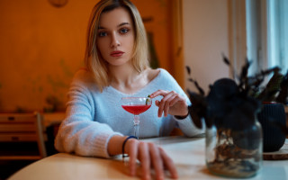 Woman sitting wine flower portrait - a glass of wine free wallpaper