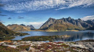Mountain lake foregroud mountains sky - mountain and grass free wallpaper