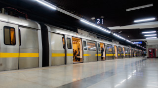 Subway train station doors open - a station free wallpaper