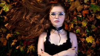 Woman glasses choker leaves autumn - the wind free wallpaper