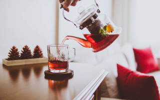 Pouring drink glass table pinecones - an zhengwen free wallpaper