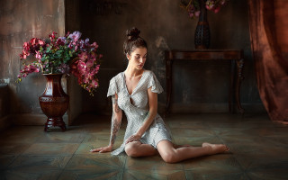 Woman flower vase fashion portrait - the floor in a room free wallpaper