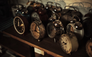 Shelf clocks graffiti tiltshift blurry - a wall behind free wallpaper