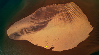 Large rock yellow arrow night - chris labrooy free wallpaper