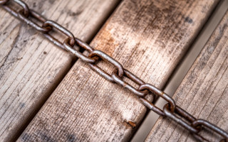 Rusted chain wooden surface blurry - end free wallpaper