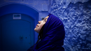 Woman blue robe blue door - the distance free wallpaper