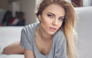 Blonde woman couch serious portrait - a couch free wallpaper