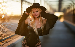Evelyn abelson fence fashion portrait - a fence free wallpaper