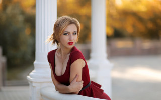 Red dress white column blonde - a red lipstick free wallpaper