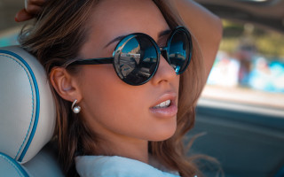 Woman sunglasses car pose photorealistic - sunglass free wallpaper