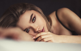 Eszter mattioni portrait blurry eyes - perfect eye free wallpaper