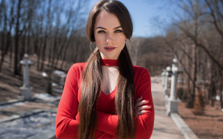 Serious woman park long hair - a park free wallpaper
