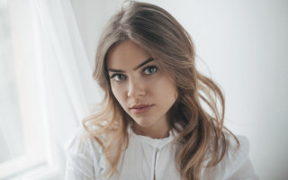 Woman longhair serious blueeyes curtains - serious free wallpaper for desktop
