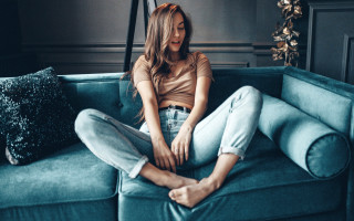 Woman sitting couch barefoot jeans - arabesque free wallpaper for desktop
