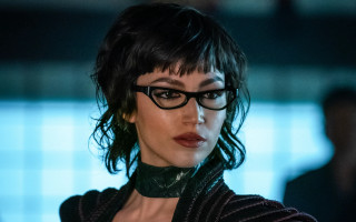 Woman glasses choker portrait blurry - glass free wallpaper