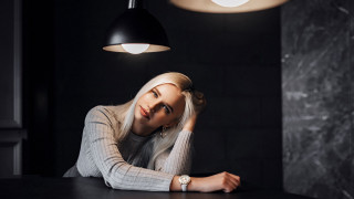 Woman sitting table lamp jewelry - studio light free wallpaper
